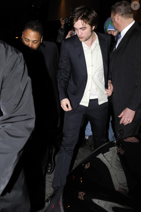 Robert Pattinson et Kristen Stewart quittent séparément leur hôtel, le Plazza à New York le 1er mars 2010