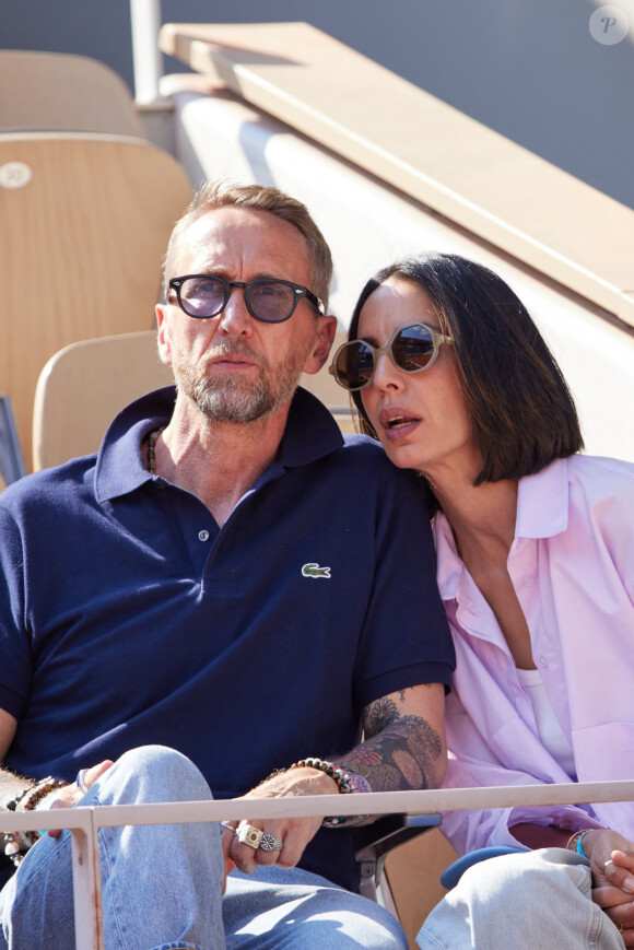 Le couple enchaîne décidément plus que d'ordinaire les sorties publiques à deux car, au début du mois, c'est à Roland-Garros qu'ils ont été aperçus ensemble.
Philippe Caverivière et sa femme Sarah en tribunes lors des Internationaux de France de tennis de Roland Garros 2023, à Paris, France, le 5 juin 2023. © Cyril Moreau/Bestimage