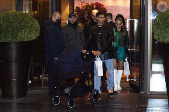 Le 18 juin, elle a publié une série de photos de ce moment en famille
 
Le joueur de football marocain du Paris Saint-Germain, Achraf Hakimi, sa femme Hiba Habouk et leur fils, Naim à la sortie d'une soirée à l'hôtel Bvlgari à Paris, France, le 4 mars 2022, en marge de la Fashion Week de Paris. © Da Silva-Perusseau/Bestimage