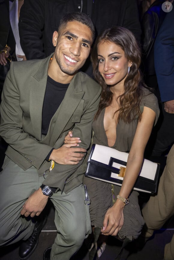 Hiba Abouk affiche son corps de rêve
 
Achraf Hakimi et sa compagne Hiba Abouk - People au défilé de mode Femmes prêt-à-porter printemps-été "Balmain" à la Seine Musicale à Paris. © Olivier Borde / Bestimage