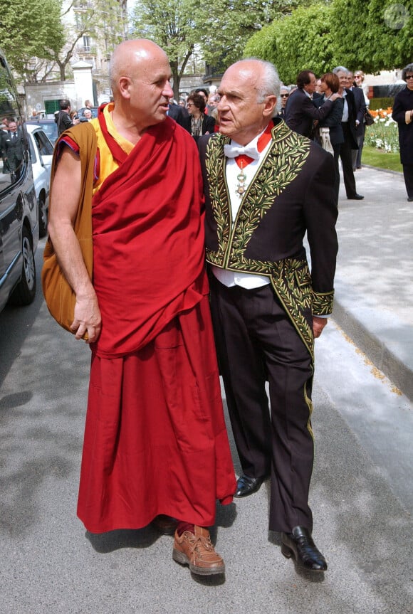 Matthieu Ricard et Pierre Nora durant les obsèques de Jean-Francois Revel au cimetière Montparnasse à Paris le 5 mai 2006. Photo by Bruno Klein/ABACAPRESS.COM.