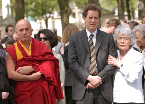 Matthieu Ricard, en revanche, est très proche de son demi-frère Nicolas.
Matthieu Ricard et la famille de Claude Sarraute durant les obsèques de Jean-Francois Revel au cimetière Montparnasse à Paris le 5 mai 2006. Photo by Bruno Klein/ABACAPRESS.COM.