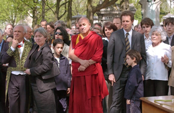 Pierre Nora, Eve Revel, Matthieu Ricard et Nicolas Revel autour de Claude Sarraute durant les obsèques de Jean-Francois Revel au cimetière Montparnasse à Paris le 5 mai 2006. Photo by Bruno Klein/ABACAPRESS.COM.