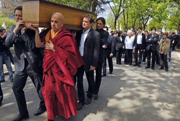 Matthieu Ricard durant les obsèques de Jean-Francois Revel au cimetière Montparnasse à Paris le 5 mai 2006. Photo by Bruno Klein/ABACAPRESS.COM.