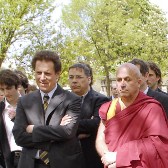 Matthieu Ricard et la famille de Claude Sarraute durant les obsèques de Jean-Francois Revel au cimetière Montparnasse à Paris le 5 mai 2006. Photo by Bruno Klein/ABACAPRESS.COM.