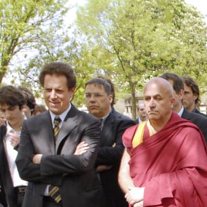 Tous les deux avaient assisté ensemble aux obsèques du philosophe.
Matthieu Ricard et la famille de Claude Sarraute durant les obsèques de Jean-Francois Revel au cimetière Montparnasse à Paris le 5 mai 2006. Photo by Bruno Klein/ABACAPRESS.COM.