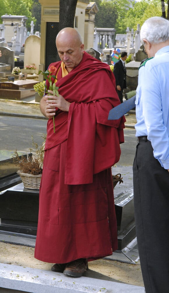 Matthieu Ricard durant les obsèques de Jean-Francois Revel au cimetière Montparnasse à Paris le 5 mai 2006. Photo by Bruno Klein/ABACAPRESS.COM.