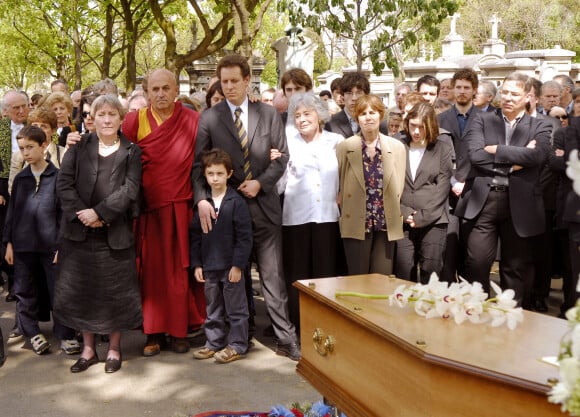 Mais ils ne semblaient pas particulièrement proches. 
Matthieu Ricard et Claude Sarraute durant les obsèques de Jean-Francois Revel au cimetière Montparnasse à Paris le 5 mai 2006. Photo by Bruno Klein/ABACAPRESS.COM.