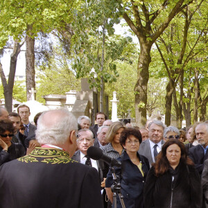 Matthieu Ricard et la famille de Claude Sarraute durant les obsèques de Jean-Francois Revel au cimetière Montparnasse à Paris le 5 mai 2006. Photo by Bruno Klein/ABACAPRESS.COM.