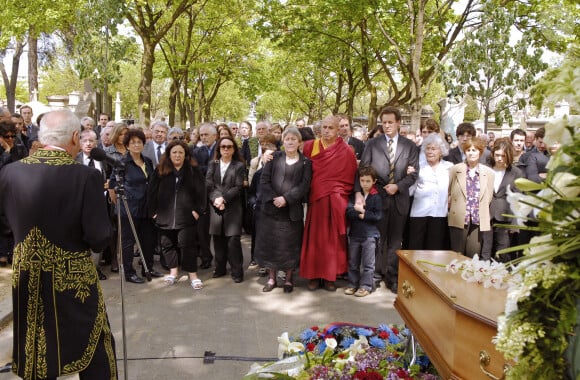 Matthieu Ricard et la famille de Claude Sarraute durant les obsèques de Jean-Francois Revel au cimetière Montparnasse à Paris le 5 mai 2006. Photo by Bruno Klein/ABACAPRESS.COM.