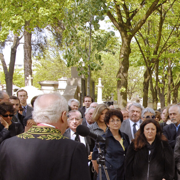 Matthieu Ricard et la famille de Claude Sarrautedurant les obsèques de Jean-Francois Revel au cimetière Montparnasse à Paris le 5 mai 2006. Photo by Bruno Klein/ABACAPRESS.COM.