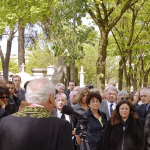 Matthieu Ricard et Claude Sarraute durant les obsèques de Jean-Francois Revel au cimetière Montparnasse à Paris le 5 mai 2006. Photo by Bruno Klein/ABACAPRESS.COM.