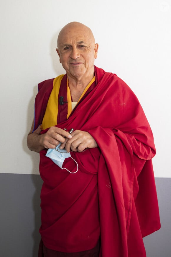 Exclusif - Matthieu Ricard - Pour ses Livres : " Les folles histoires du sage Nasredin " aux éditions de l'Iconoclaste / Allary et " Nos amis les animaux " chez Allary - Backstage de l'émission OEED (On Est En Direct) , présentée par Laurent Ruquier et diffusée en direct le 17/04/21 sur France2 - Paris le 17/04/2021 ©Jack Tribeca / Bestimage 