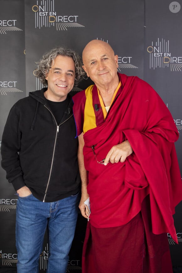 Exclusif - Matthieu Ricard et Ilios Kotsou - Pour ses Livres : " Les folles histoires du sage Nasredin " aux éditions de l'Iconoclaste / Allary et " Nos amis les animaux " chez Allary - Backstage de l'émission OEED (On Est En Direct) , présentée par Laurent Ruquier et diffusée en direct le 17/04/21 sur France2 - Paris le 17/04/2021 ©Jack Tribeca / Bestimage 