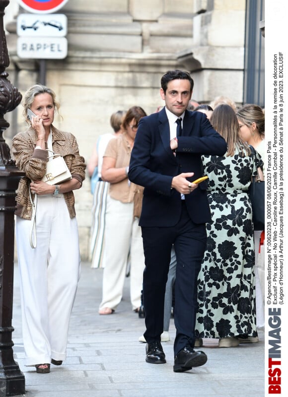 Arthur a été décoré de la légion d'honneur et c'est un parterre de stars qui était présent pour cette occasion.
Exclusif - Camille Combal et Caroline Roux - Personnalités à la remise de décoration (Légion d'Honneur) à Arthur (Jacques Essebag) à la présidence du Sénat à Paris