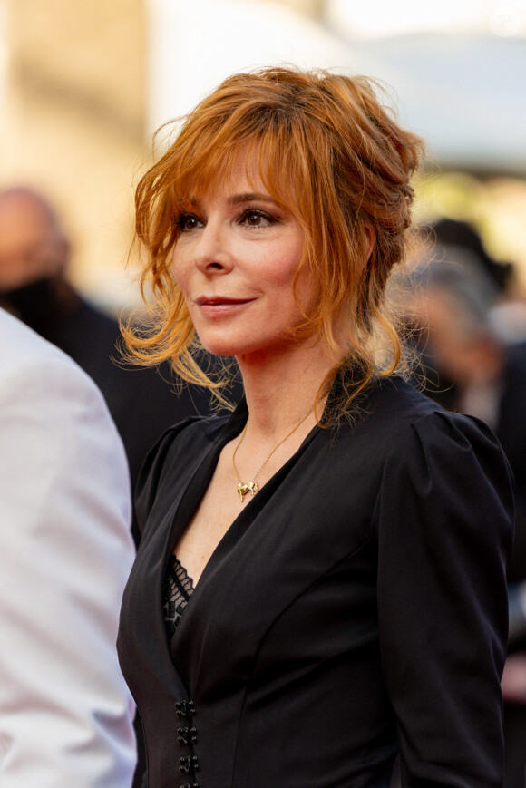 Mais elle a quitté ce havre de paix depuis pour s'en trouver un autre du côté de Saint-Cloud.
Mylène Farmer - Montée des marches du film " OSS 117 : Alerte rouge en Afrique Noire " lors du 74ème Festival International du Film de Cannes. Le 17 juillet 2021 © Borde-Jacovides-Moreau / Bestimage 