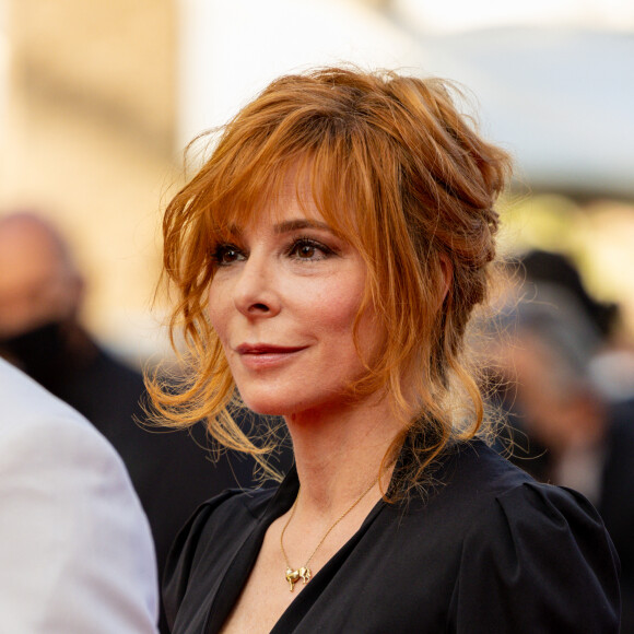 Mais elle a quitté ce havre de paix depuis pour s'en trouver un autre du côté de Saint-Cloud.
Mylène Farmer - Montée des marches du film " OSS 117 : Alerte rouge en Afrique Noire " lors du 74ème Festival International du Film de Cannes. Le 17 juillet 2021 © Borde-Jacovides-Moreau / Bestimage 