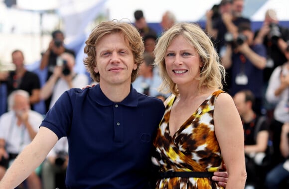 Karin Viard et le réalisateur-acteur Alex Lutz au photocall du film "Une nuit" (Un certain regard) lors du 76ème Festival International du Film de Cannes, le 26 mai 2023. © Jacovides / Moreau / Bestimage 