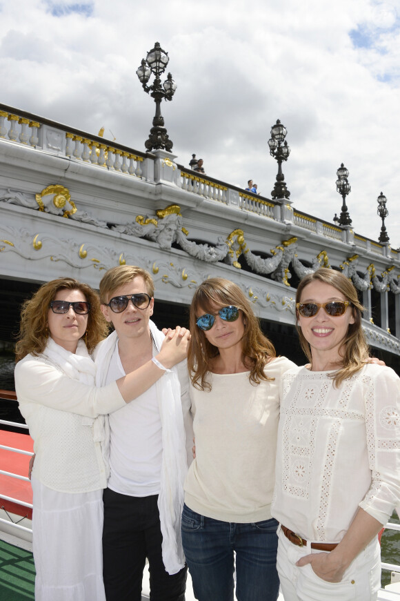 Alex Lutz et sa femme Mathilde Vial, Axelle Laffont, Anne Marivin - La 4ème édition du "Brunch Blanc" sur le bateau "L'Excellence" à Paris, le 29 juin 2014.