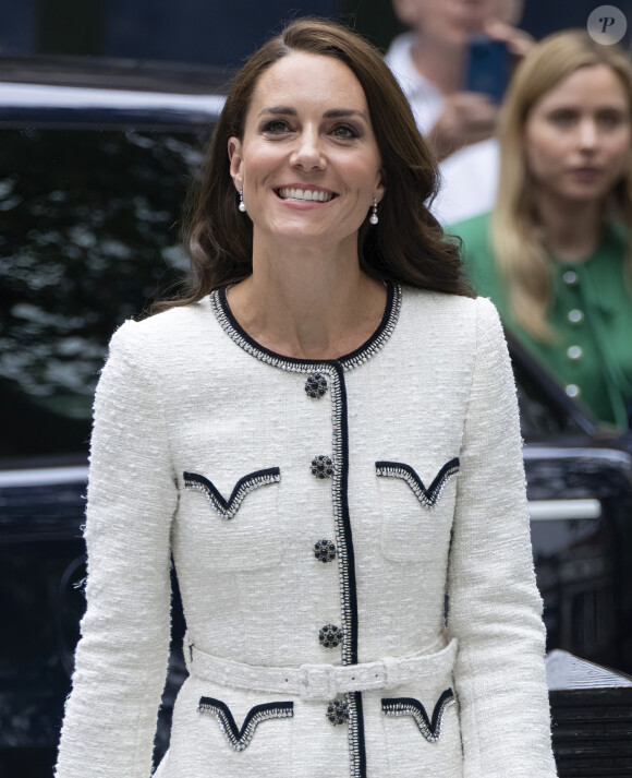 Comme d'habitude tous les regars étaient tournés sur Kate Middleton
Catherine (Kate) Middleton, princesse de Galles, arrive à la réouverture de la National Portrait Gallery à Londres, Royaume-Uni, le 20 juin 2023, à la suite d'un programme de rénovation de trois ans. La galerie a subi une transformation majeure depuis la fermeture de ses portes en mars 2020, la plus importante depuis l'ouverture du bâtiment il y a 127 ans.