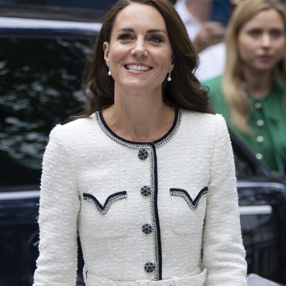 Comme d'habitude tous les regars étaient tournés sur Kate Middleton
Catherine (Kate) Middleton, princesse de Galles, arrive à la réouverture de la National Portrait Gallery à Londres, Royaume-Uni, le 20 juin 2023, à la suite d'un programme de rénovation de trois ans. La galerie a subi une transformation majeure depuis la fermeture de ses portes en mars 2020, la plus importante depuis l'ouverture du bâtiment il y a 127 ans.