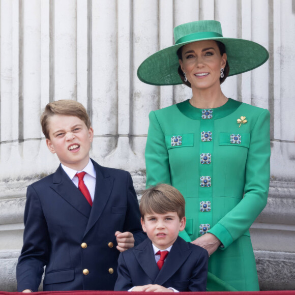 Plus sublime que jamais dans un ensemble unicolore vert
Le prince George, le prince Louis, Kate Catherine Middleton, princesse de Galles - La famille royale d'Angleterre sur le balcon du palais de Buckingham lors du défilé "Trooping the Colour" à Londres. Le 17 juin 2023