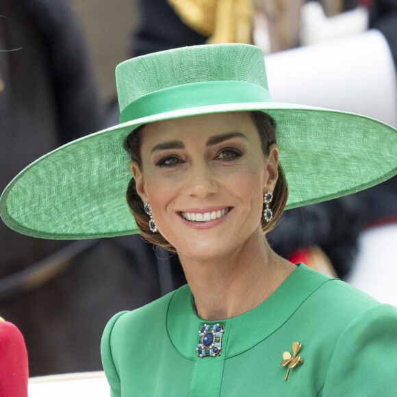 en ne faisant pas la révérence comme l'exige le protocole
Kate Catherine Middleton, princesse de Galles - La famille royale d'Angleterre lors du défilé "Trooping the Colour" à Londres. Le 17 juin 2023