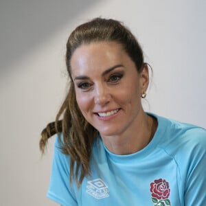 Catherine Kate Middleton, princesse de Galles, participe à des exercices de rugby lors d'une visite au Maidenhead Rugby Club, dans le Berkshire, le 7 juin 2023. 