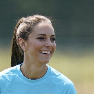 Catherine Kate Middleton, princesse de Galles, participe à des exercices de rugby lors d'une visite au Maidenhead Rugby Club, dans le Berkshire le 7 juin 2023. 