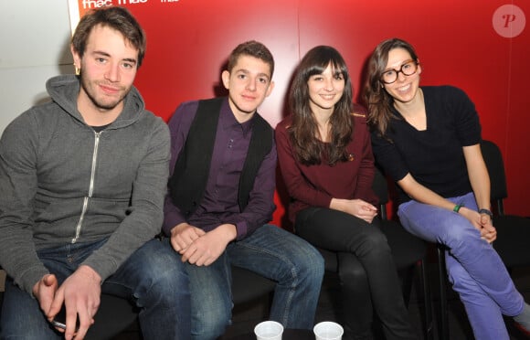 "Pour un volet événementiel".
Lilian Dugois, Tiphaine Haas, Yaniss Lespert et Canelle Carre-Cassaigne- Paris le, 08 12 2012 - Dedicace de l'equipe de la serie " Fais pas ci fais pas ca " a la fnac Bercy