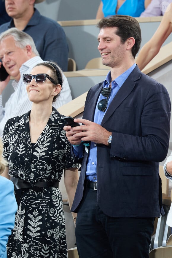 Pierre Rabadan et sa compagne Laurie Delhostal - Célébrités en tribunes des Internationaux de France de tennis de Roland Garros 2023 à Paris le 11 juin 2023. © Jacovides-Moreau/Bestimage