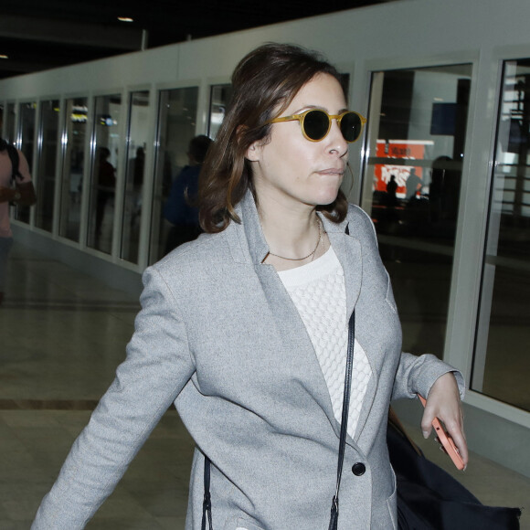 La journaliste de France 2, Léa Salamé arrive à l'aéroport de Nice à la veille du 76ème festival international du film de Cannes, le 15 mai 2023.
