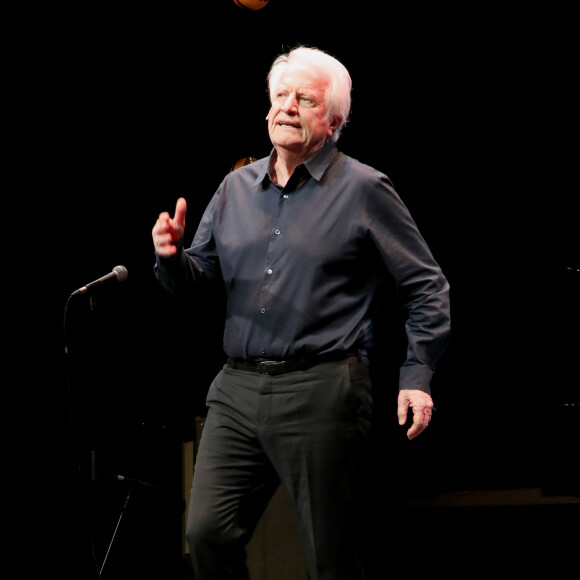 "Je pensais que les sentiments pourraient dépasser tout ça, mais non", regrette l'acteur.
André Dussollier sur scène - Pour ses Adieux au Théâtre du Rond-Point qu'il a dirigé 20 ans, Jean-Michel Ribes a reçu les hommages et les remerciements des comédiens qui ont joué sur cette scène. Paris, France, le 12 Décembre 2022. © Bertrand Rindoff / Bestimage 