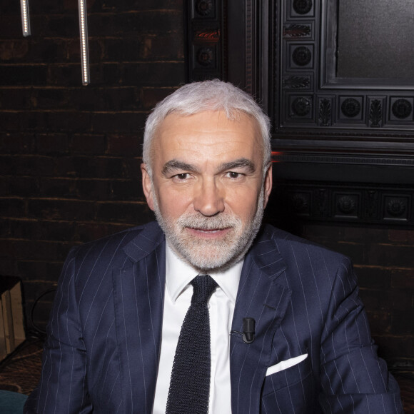 Info - Pascal Praud va quitter RTL pour rejoindre Europe1 - (Info : Yves Calvi positif au covid-19, les présentateurs présents à la spéciale de Laurent Ruquier sont tous cas contact) - Exclusif - Pascal Praud - Backstage de l'enregistrement de l'émission "On Est En Direct" (OEED), Spéciale 100 ans de la radio, présentée par L.Ruquier, diffusée sur France 2 le 8 mai © Jack Tribeca / Bestimage  Exclusive - No Web No Blog pour Belgique et Suisse 