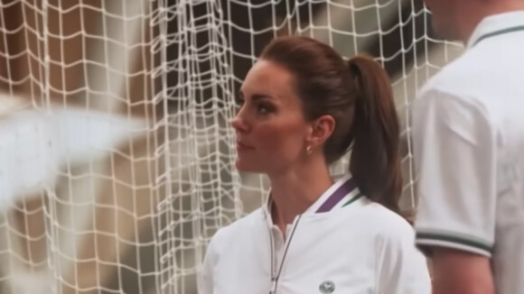 Kate Middleton impressionne Roger Federer lors d'un match de tennis en double sur la pelouse de Wimbledon.