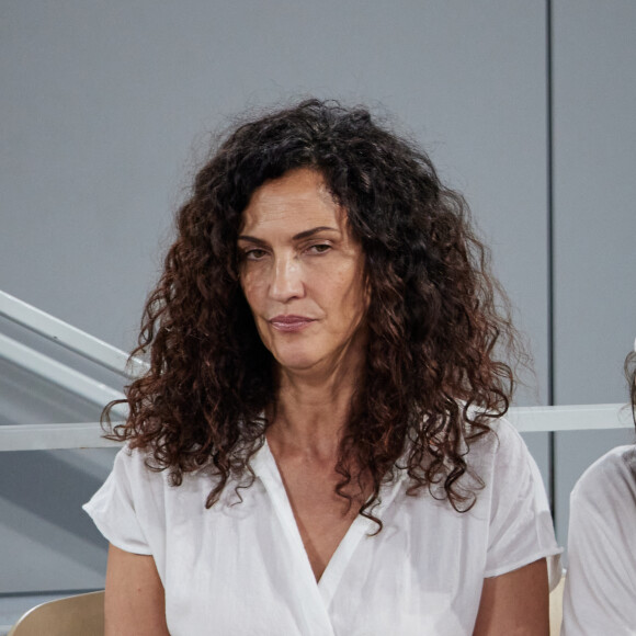 En décortiquant le CV de Linda Hardy, impossible de faire l'impasse sur la fiction Demain nous appartient dans laquelle elle a brillamment incarné pendant deux ans Clémentine Doucet.
Linda Hardy en tribunes lors des Internationaux de France de tennis de Roland Garros, à Paris, France © Jacovides-Moreau/Bestimage