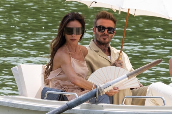 Victoria Beckham et son mari David Beckham en front row dans une barque du défilé Jacquemus collection "Le chouchou" automne-hiver 2023/2024, même si la marque est désormais déconnectée du traditionnel calendrier de la mode et livre des collections qui ne sont plus liées aux saisons, au château de Versailles, France, le 26 juin 2023. © Olivier Borde/Bestimage 