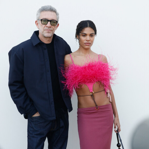 Eux qui sont pourtant mariés.
Vincent Cassel et sa femme Tina Kunakey - Les célébrités au photocall du défilé Jacquemus pour la présentatation de la toute dernière collection "Le Raphia" au Bourget, Seine-Saint-Denis (93), France, le 12 décembre 2022.  © Veeren-Clovis/Bestimage 