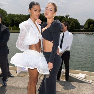 Tina Kunakey et Adèle Exarchopoulos au front row dans une barque pour le défilé Jacquemus collection "Le chouchou" automne-hiver 2023/2024, même si la marque est désormais déconnectée du traditionnel calendrier de la mode et livre des collections qui ne sont plus liées aux saisons, au château de Versailles, France, le 26 juin 2023. © Olivier Borde/Bestimage