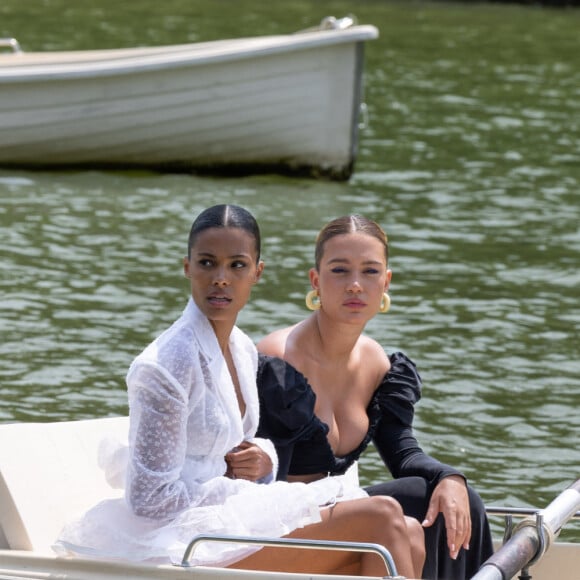 Tina Kunakey et Adèle Exarchopoulos au front row dans une barque pour le défilé Jacquemus collection "Le chouchou" automne-hiver 2023/2024, même si la marque est désormais déconnectée du traditionnel calendrier de la mode et livre des collections qui ne sont plus liées aux saisons, au château de Versailles, France, le 26 juin 2023. © Olivier Borde/Bestimage