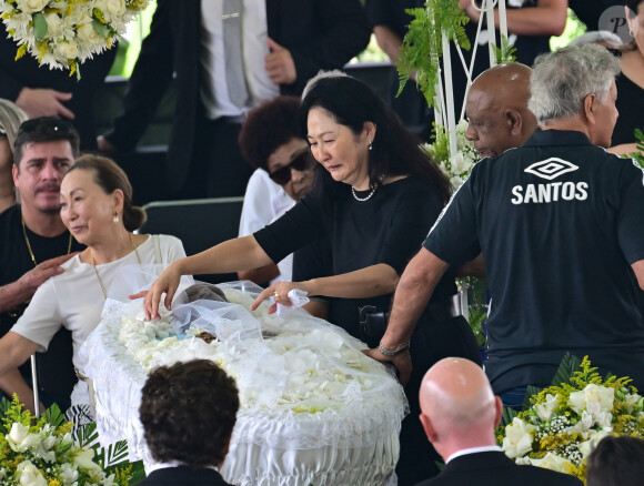 Marcia Aoki, la femme de Pelé - Les célébrités rendent hommage au roi Pelé lors de la veillée funèbre à Santos le 2 janvier 2022. Des milliers de Brésiliens, parfois émus aux larmes, et des personnalités du football ont défilé lundi devant le cercueil du « Roi » Pelé exposé dans le stade du club de Santos où la star a bâti sa légende. Toute la journée, une file de supporteurs serpentait sur un à deux km devant le stade de la ville située à 75 kilomètres au sud-est de Sao Paulo, attendant de pouvoir y entrer. Sao Paulo, le 2 janvier 2023