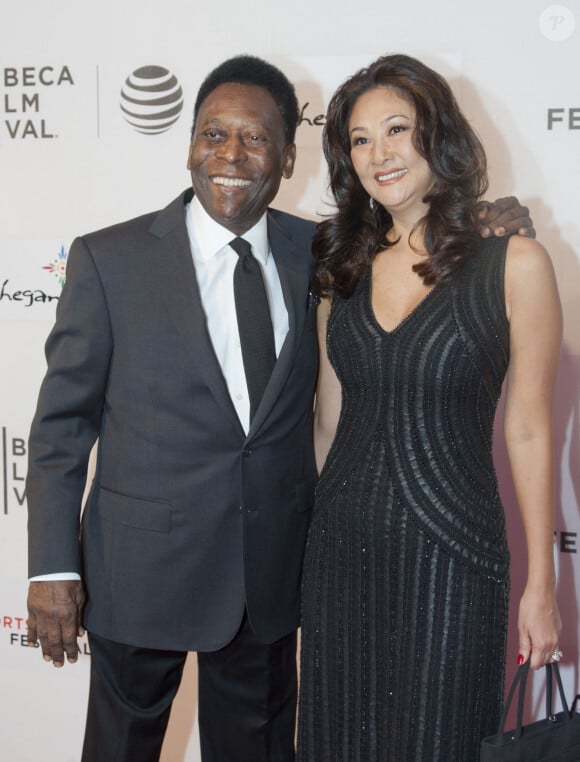 Le 29 décembre 2022, la légende du football meurt des suites d'un cancer du côlon
 
L'ancien footballeur brésilien Edson Arantes do Nascimento alias Pelé et sa femme Marcia Aoki arrivent à la première mondiale de Pelé : Naissance d'une légende au Tribeca Film Festival 2016 à New York, New York le samedi 23 avril 2016. © Prensa Internacional/Zuma Press/Bestimage