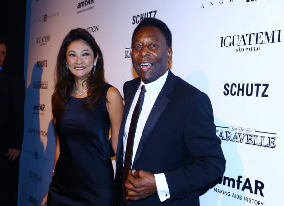 Pele et sa fiancée Marcia Cibelé Aoki - Gala de l'amfAR a Sao Paulo au Bresil le 5 avril 2013.