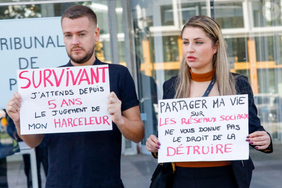 JeremStar et la candidate de l'émission "Familles nombreuses sur TF1, Amandine Pellissard - Pour la sortie officielle du livre "Survivant des réseaux sociaux" Jeremstar organise une action militante non violente et dans le silence, sur le parvis du tribunal judiciaire de Paris, France, le 6 octobre 2022, afin de dénoncer les dysfonctionnements judiciaires liés au harcèlement. © Christophe Clovis/Bestimage