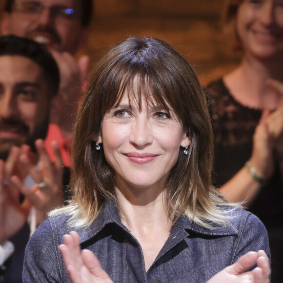 Exclusif - Sophie Marceau - Enregistrement de l'émission "Le grand échiquier : Francophonie", présentée par C.Chazal et A.Vizorek et diffusée le 16 juin sur France 2 © Jack Tribeca / Bestimage Le grand échiquier Cité de la Francophonie au château de Versailles France Télévisions propose un « Grand Échiquier » exceptionnel placé sous le signe de la langue française et de la francophonie. Enregistrée dans le cadre du château de Versailles, cette soirée sera diffusée sur France 3, le 16 juin prochain, et présentée par C.Chazal accompagnée,  pour l’occasion, d’A.Vizorek. La direction musicale sera assurée par l’Orchestre de l’Opéra royal du château de Versailles dirigé par S.Plewniak. Au programme… De la chanson avec E.Daho, V.Sanson, A.al.Malik, L.Lemay, Y.Duteil et Kalash à la littérature en compagnie de T.B.Jelloun et S.Marceau, de la danse avec B.Millepied et S.Berrabau au classique sublimé par F.Saïd, M.Viotty et P.Yende, en passant par la comédie française et l’humour incarnés par l’inimitable jongleur de mots S.de.Groodt. P.Rondin, directeur de la Cité internationale de la Langue française, qui devrait ouvrir ses portes au public prochainement, viendra nous raconter les enjeux de ce nouveau lieu culturel, situé au cœur du château de Villers-Cotterêts et entièrement dédié à la langue française et aux cultures francophones. Autant d’invités venus de tous les horizons qui viendront célébrer, chacun à leur façon, la langue française, sa diversité, son évolution et son rayonnement à travers le monde…  Exclusive - No Web No Blog pour Belgique et Suisse 