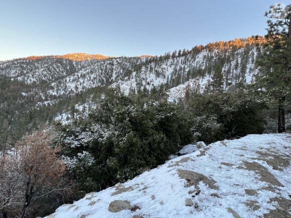 Ils ont été localisé à  San Gabriel Mountains, en Californie, là où l'acteur britannique avait fait une randonnée
La zone où l’acteur britannique, Julian Sands (Une Chambre avec Vue…), a disparu en janvier 2023 : San Gabriel Mountains, en Californie