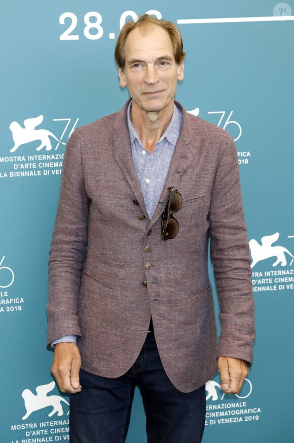 Il laisse derrière lui 3 enfants et son épouse, l'écrivaine Evgenia Citkowitz
Julian Sands - Photocall lors du festival international du film de Venise, la Mostra le 3 septembre 2019. © Imago / Panoramic / Bestimage