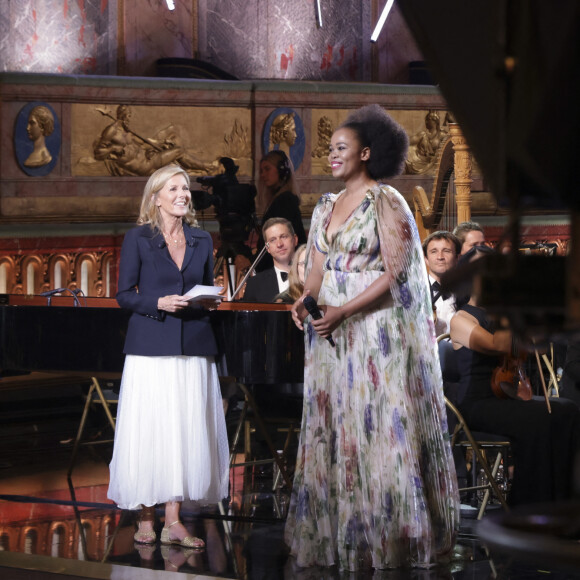 Animatrice emblématique du JT de TF1 pendant plus de 20 ans, la journaliste pilote à ce jour Le Grand Échiquier, émission culturelle sur France 3.
Exclusif - Claire Chazal, Pretty Yende - Enregistrement de l'émission "Le grand échiquier : Francophonie", présentée par C.Chazal et A.Vizorek et diffusée le 16 juin sur France 2 © Jack Tribeca / Bestimage Le grand échiquier Cité de la Francophonie au château de Versailles France Télévisions propose un " Grand Échiquier " exceptionnel placé sous le signe de la langue française et de la francophonie.