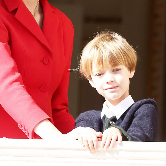 Beatrice Borromeo et son fils - La famille princière au balcon du palais lors de la Fête Nationale de la principauté de Monaco le 19 novembre 2022. © Dominique Jacovides / Bruno Bebert / Bestimage 