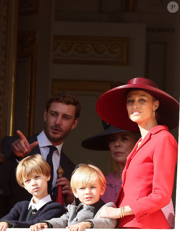 La princesse Alexandra de Hanovre, Pierre Casiraghi, Francesco et Stefano, Beatrice Borromeo, La princesse Caroline de Hanovre - La famille princière au balcon du palais lors de la Fête Nationale de la principauté de Monaco le 19 novembre 2022. © Dominique Jacovides / Bruno Bebert / Bestimage 